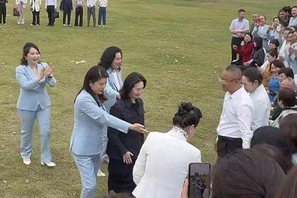 何超琼生辰八字暗藏大秘密，她的成功从这里看出端倪